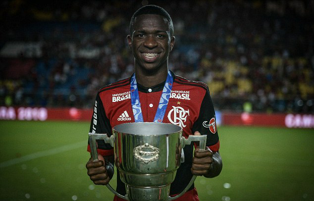 实力抢镜！维尼修斯技巧过人晃伤对方后卫