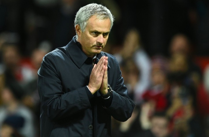 GIF：心虚了？穆里尼奥飞踢水瓶后赶忙道歉