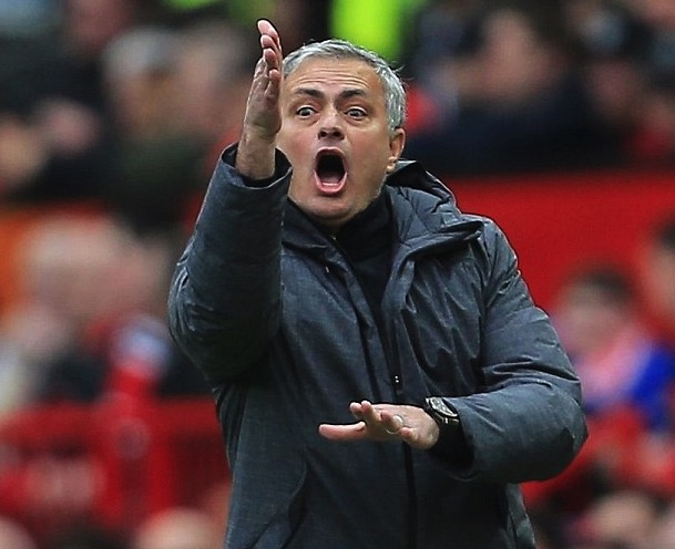 穆帅：怕裁判听内维尔话罚下拉什福德；球迷嘘小麦克让我生气