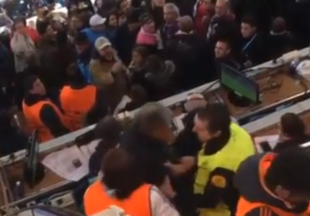 GIF：意记者向皇马球迷挥舞纸片引发冲突，被赶出媒体区