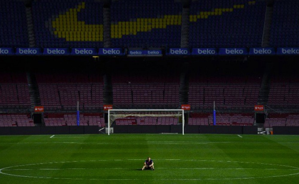 恋恋不舍，伊涅斯塔在诺坎普球场上一人独坐至凌晨1点