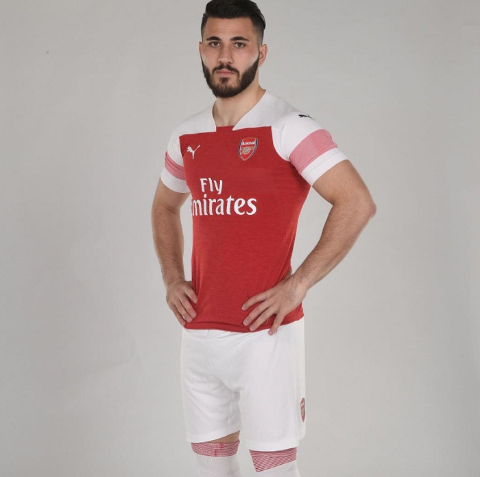 尴尬！科拉希纳茨展示新球衣，却将裤子穿反