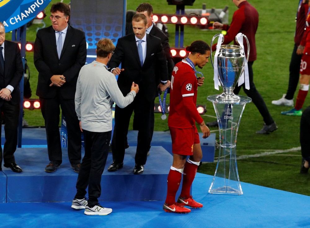 范戴克：和拉莫斯是不同类型，我当时也推了他