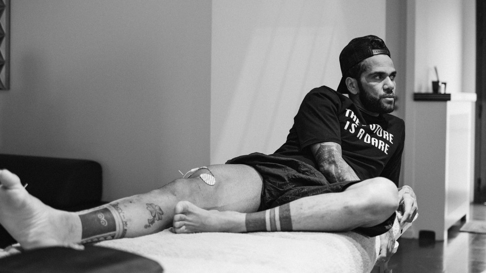 阿尔维斯亲笔：去不了世界杯，我还是那个快乐的混蛋