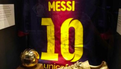 独此一件，梅西球衣成拜仁安联球场唯一非拜仁物品