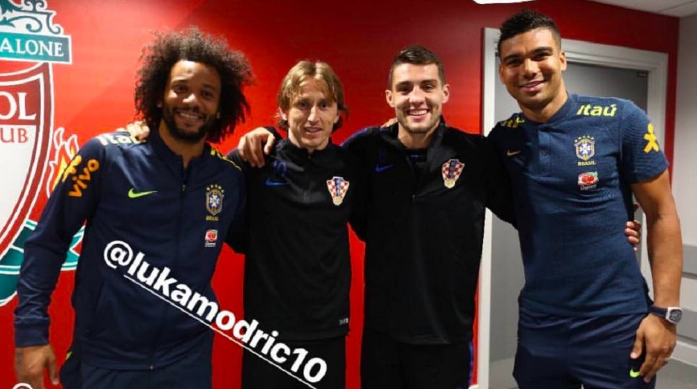 体验安菲尔德，皇马4将国家队热身赛前与利物浦队徽合影