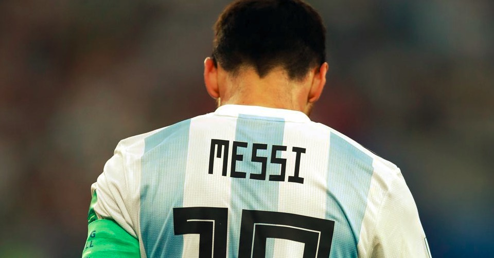 GIF：守株待兔，尼日利亚门将在球员通道口要走梅西球衣