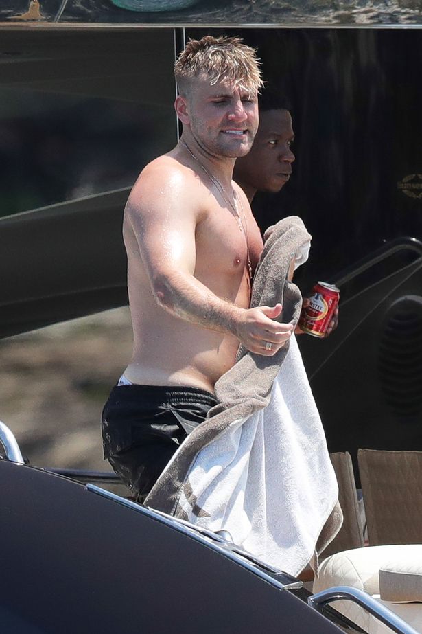 体重管理不当？卢克肖度假期间被拍，肚腩明显