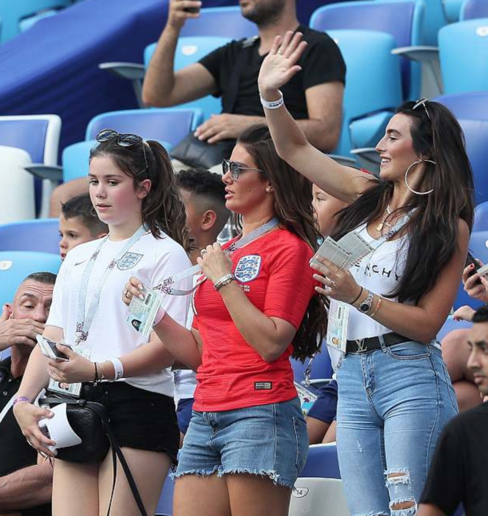 与球迷同乐？英格兰太太团自掏腰包，与球迷共享飞机