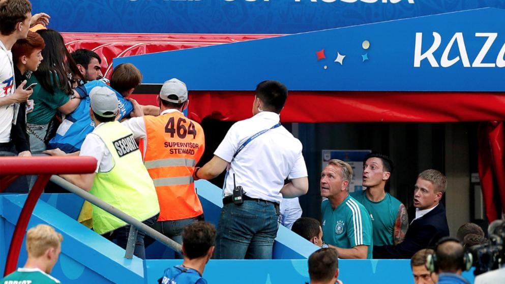 德媒：厄齐尔与德国球迷发生冲突，被劝离球场