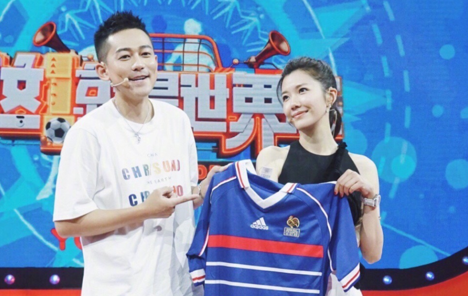 这就很尴尬了！苏醒送刘语熙法国队球衣，疑似盗版