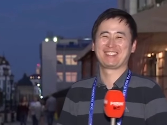 韩国男记者直播时遭女球迷连续亲吻，露出娇羞笑容