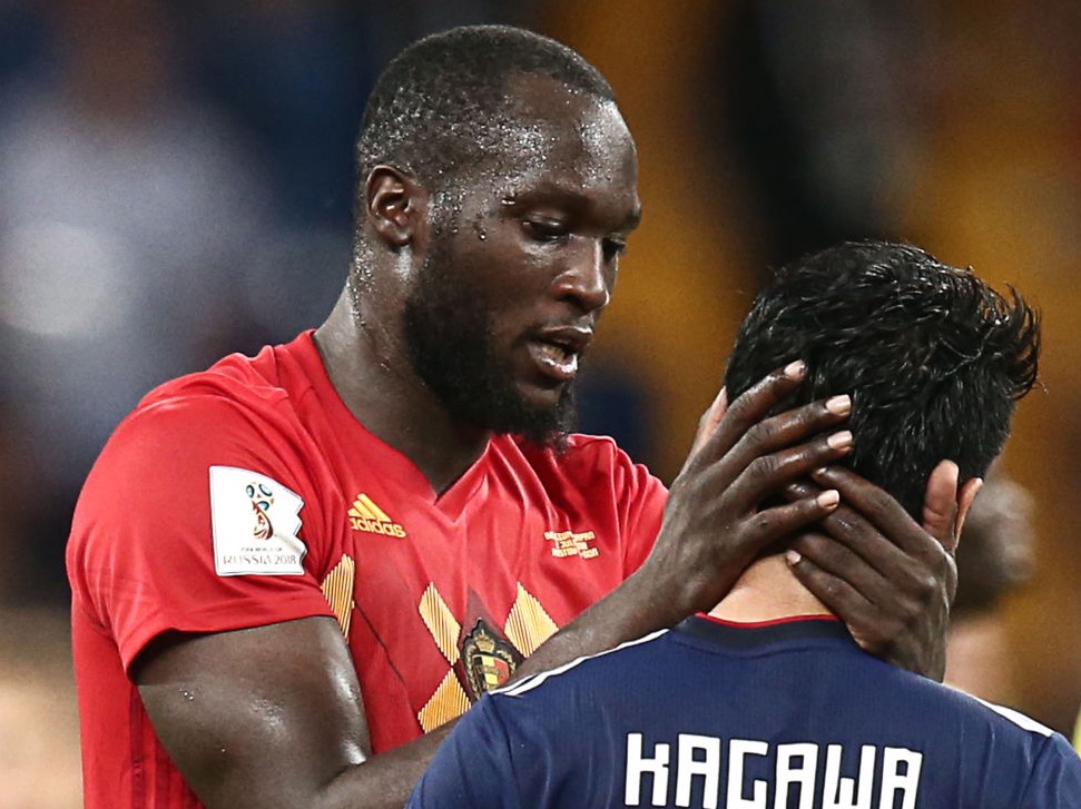 亦敌亦友，卢卡库赛后安慰香川真司