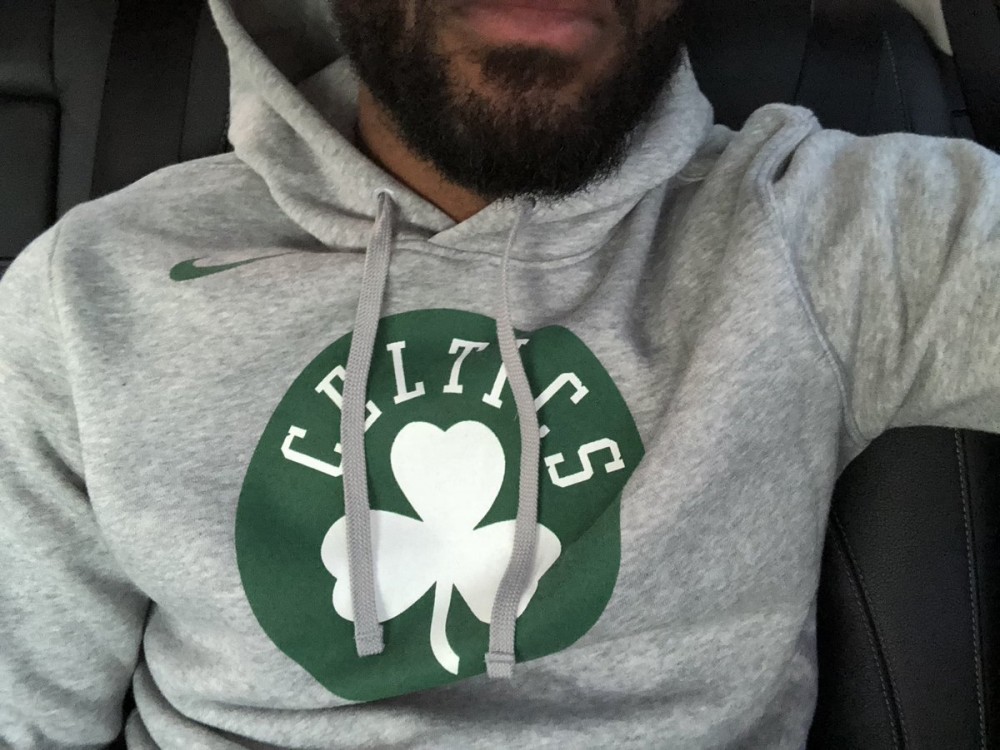 NBA开赛日,阿森纳前锋拉卡泽特穿绿军帽衫出镜